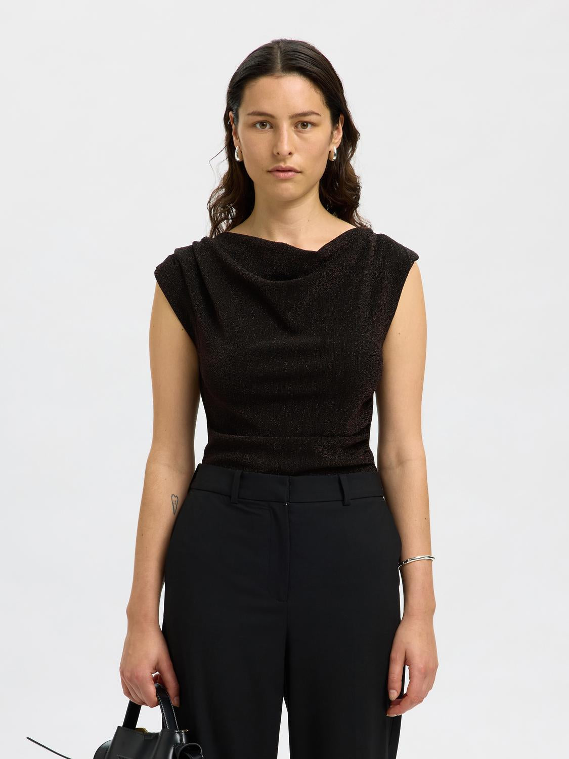 model_shot-front